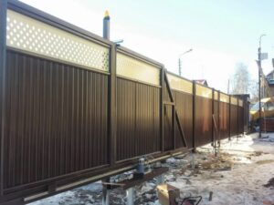 Откатные ворота на винтовых сваях с решетчатым верхом